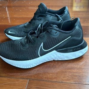 Nike Men's Renew Run 9.5 Shoes - black color